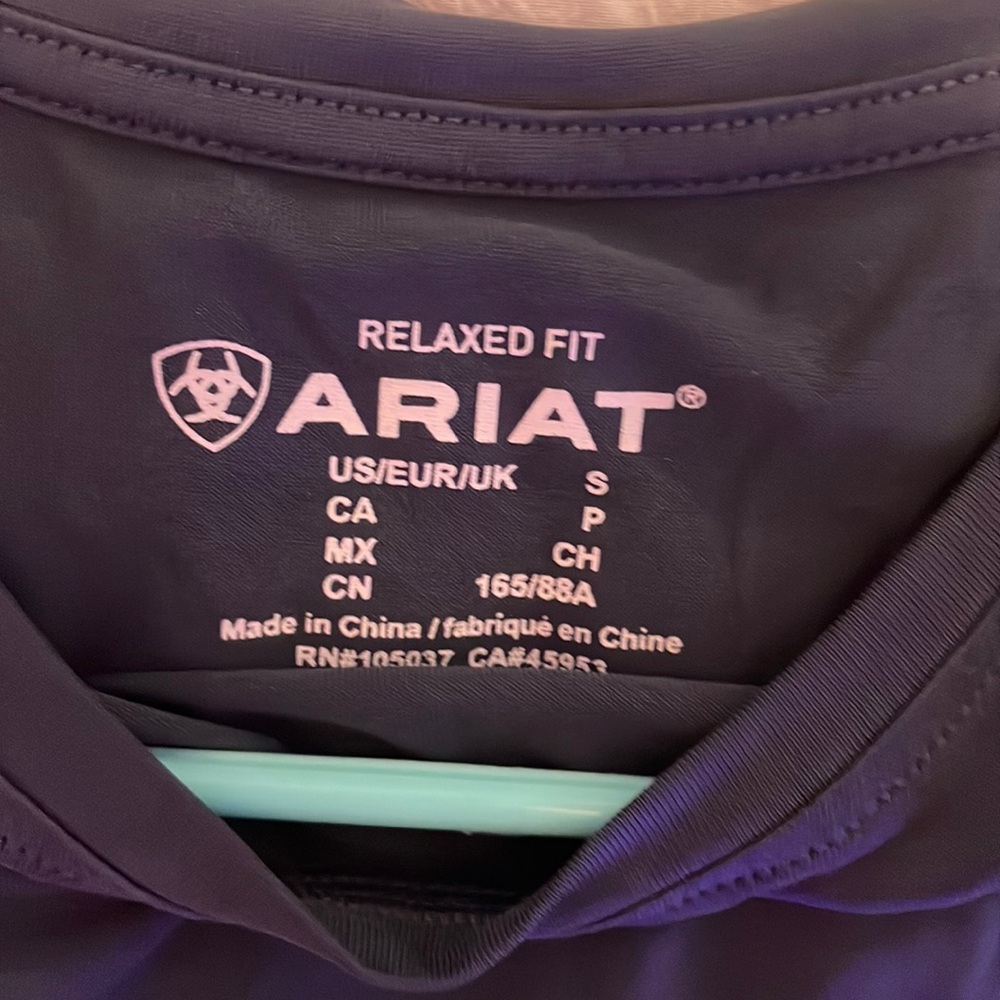 Ariat relaxed fit size small